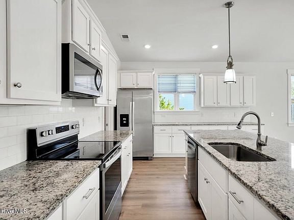 5th image of 304 Edgewater Way