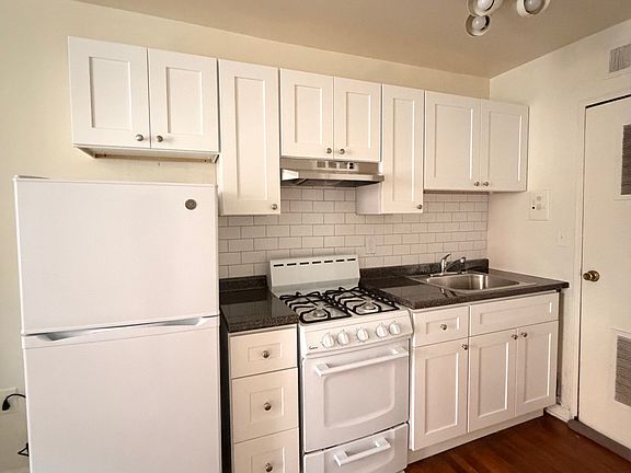 2nd image of 1426 Lombard St #1A