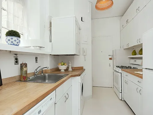 Sold by Sotheby's International Realty | media 6