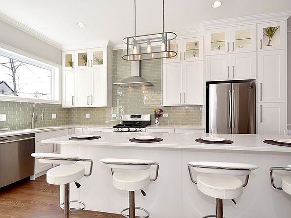 5th image of 909 N Francisco Ave