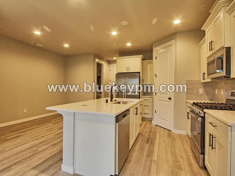 18511 NE 44th Ave — Photo 4