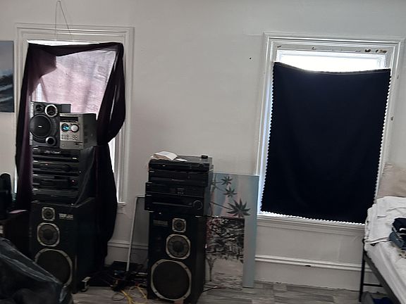 3rd image of 406 S Meridian St #3