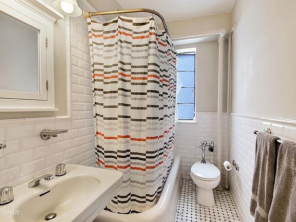5th image of 140 E 40th St APT 10B