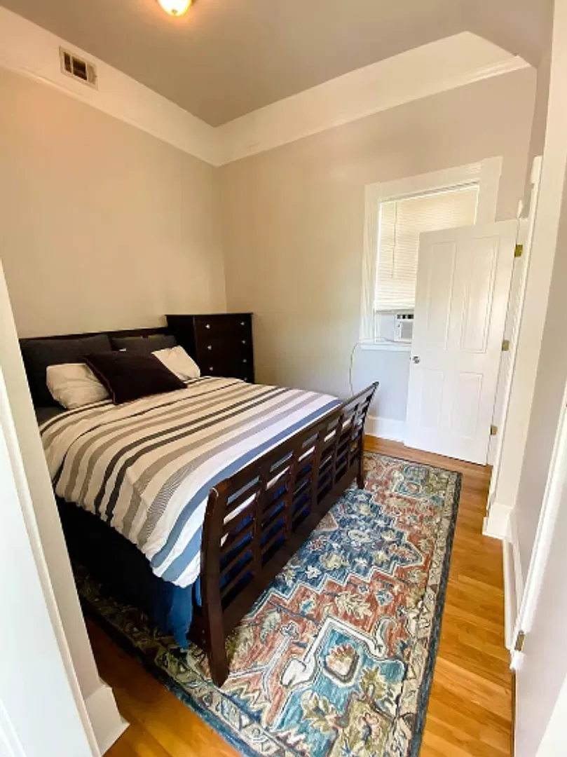 214 E 32nd St — Photo 3