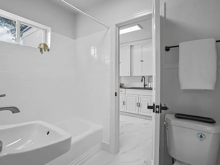 629 N Madison Ave — Photo 9