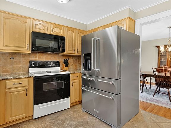 3rd image of 169 Greenacre Ave
