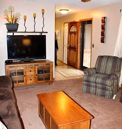 3rd image of 2339 Melrose Ln