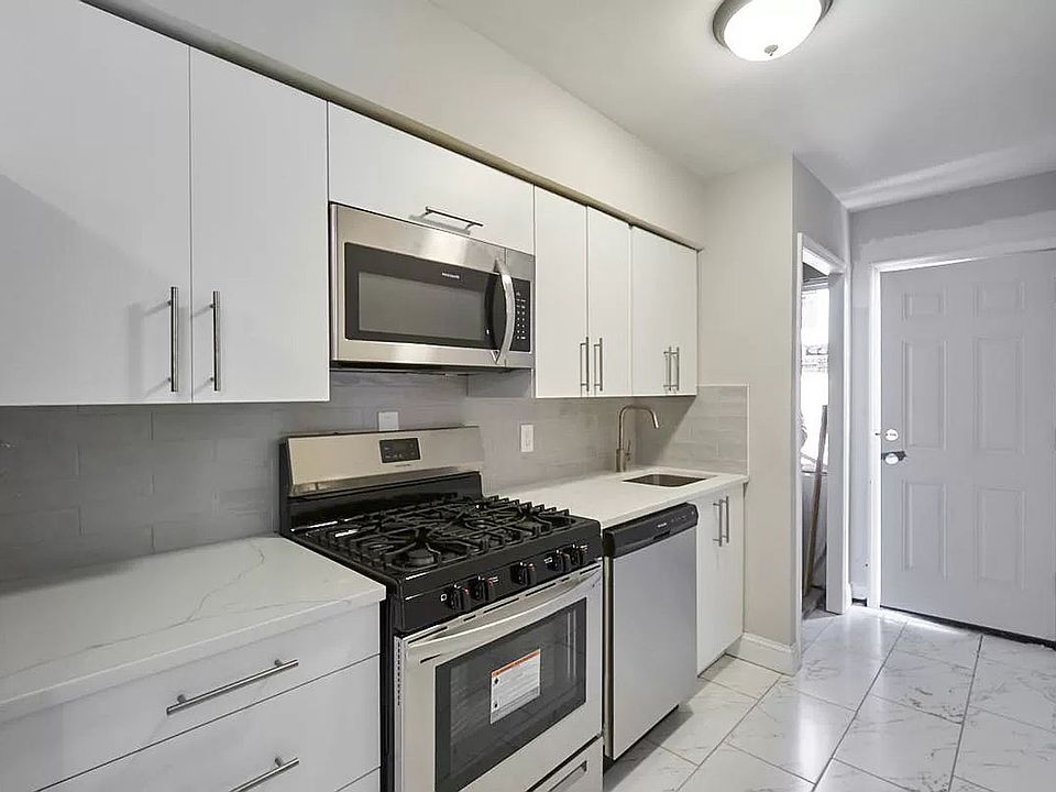 1st image of 2419 21st Pl NE APT 1