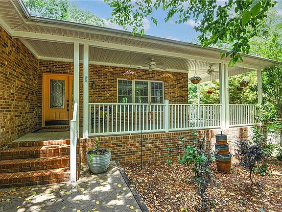 3rd image of 521 Dogwood Dr
