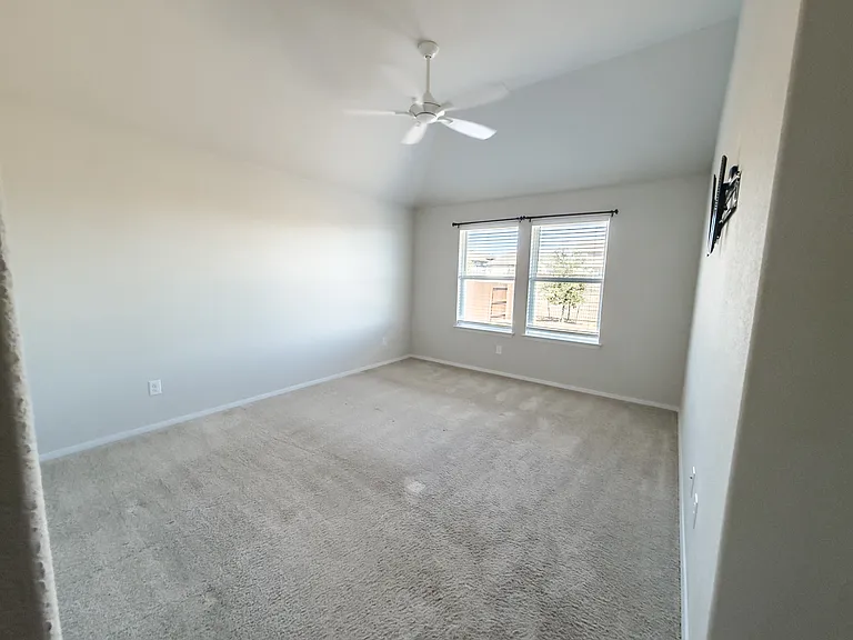 139 Lyndon Dr — Photo 13