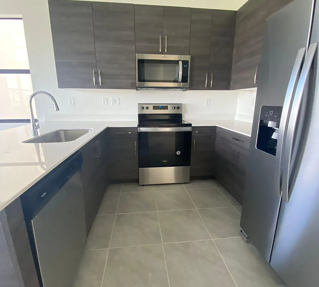 3 bed, 2.5 bath, 2529 sqft, $2,300 — Photo 3