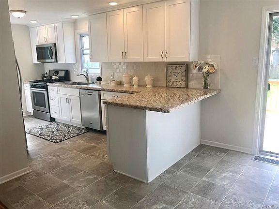 4th image of 83 Cantwell Dr