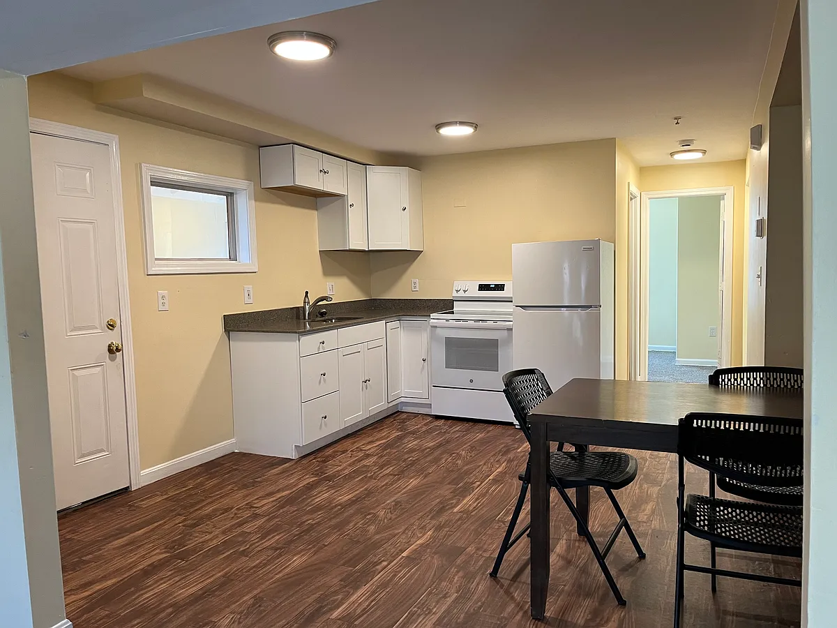Building Photo - 15 Morton St #3