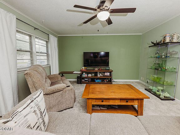3rd image of 209 Easy St
