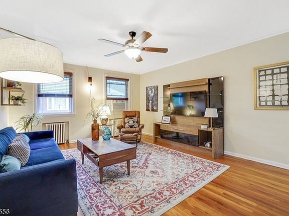 4th image of 349 Bloomfield Ave #128