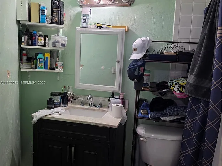 1101 NE 23rd Pl — Photo 3
