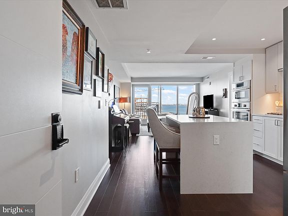 2nd image of 925 N Fairfax St #904