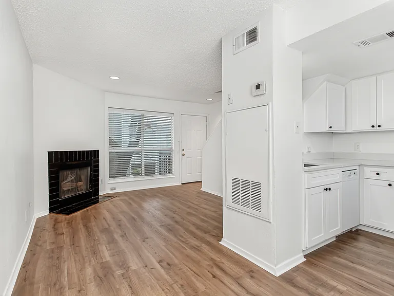 1901 N Fitzhugh Ave #19 — Photo 7