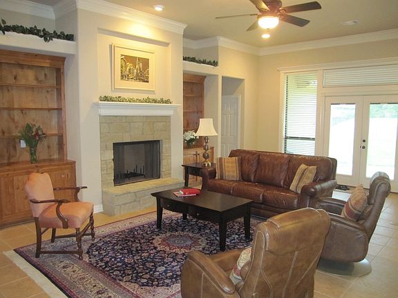 Living w fireplace