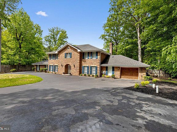 2nd image of 3901 Lakeside Ct