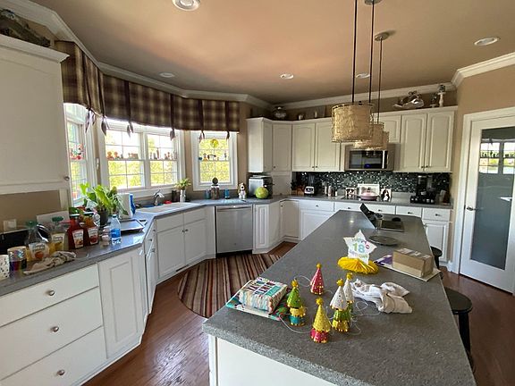 3rd image of 2840 Glencrest Dr