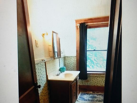 3rd image of 80 Halyday St