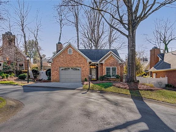 3rd image of 328 Hambrick Ct