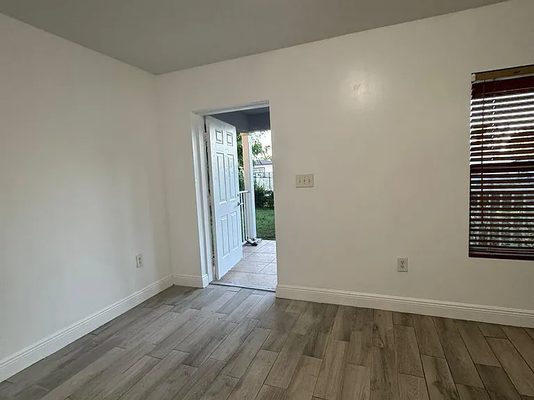 22250 Miami Ave — Photo 16