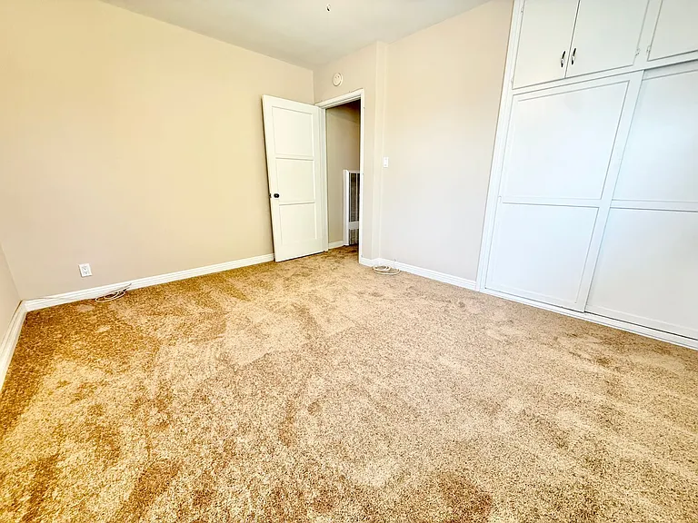 Beautiful Park Estates Apartment for Rent — Photo 9