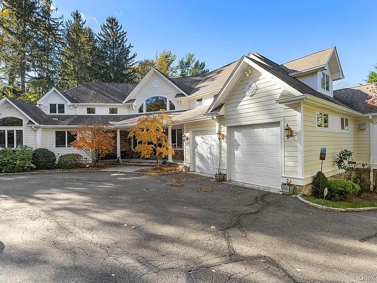 144 Round Swamp Rd — Photo 8