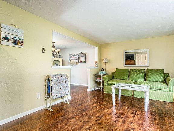 3rd image of 1424 Redbud Pl
