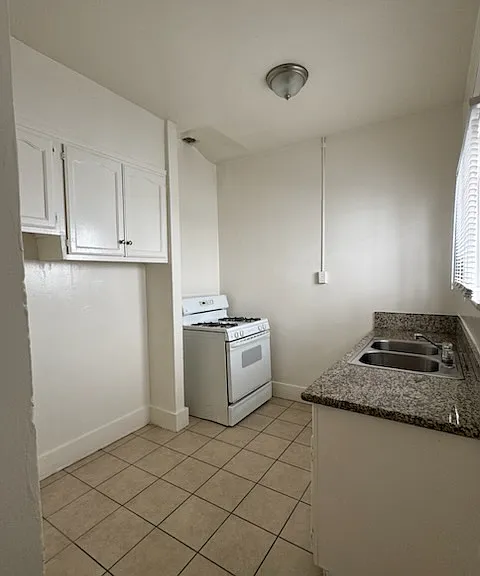 324 E Esther St #7A — Photo 2