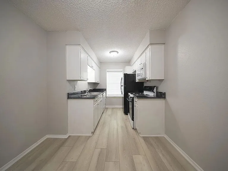 1717 N Locust St — Photo 23