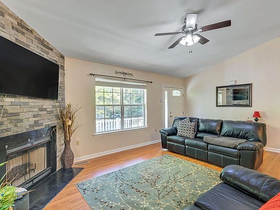 3rd image of 882 Jefferson Dr