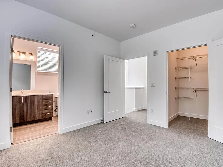 Plush carpeting in the bedroom