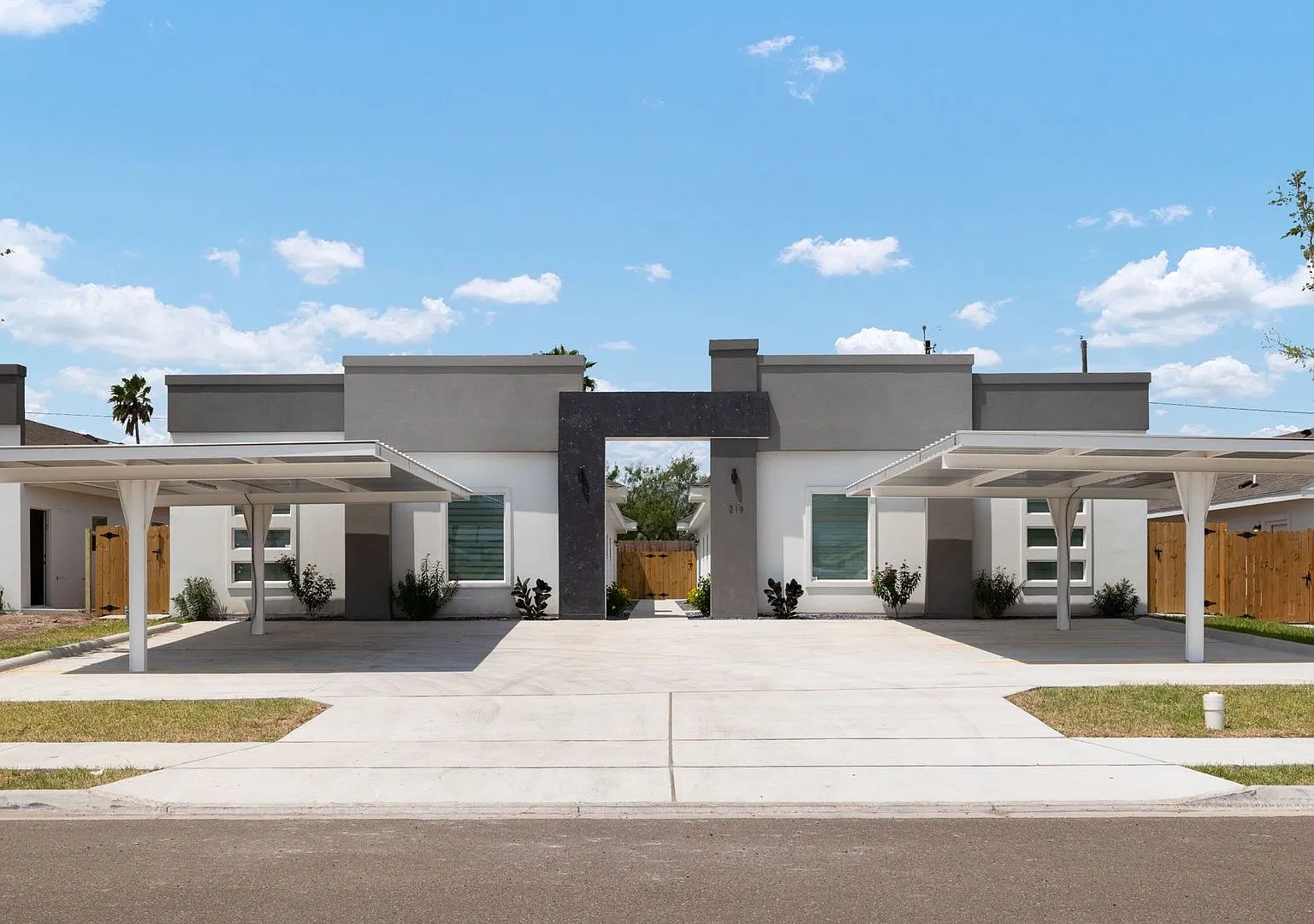 304 DiamondHead — Photo 1