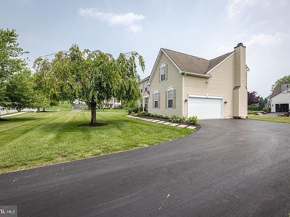 3rd image of 324 Hidden Creek Dr