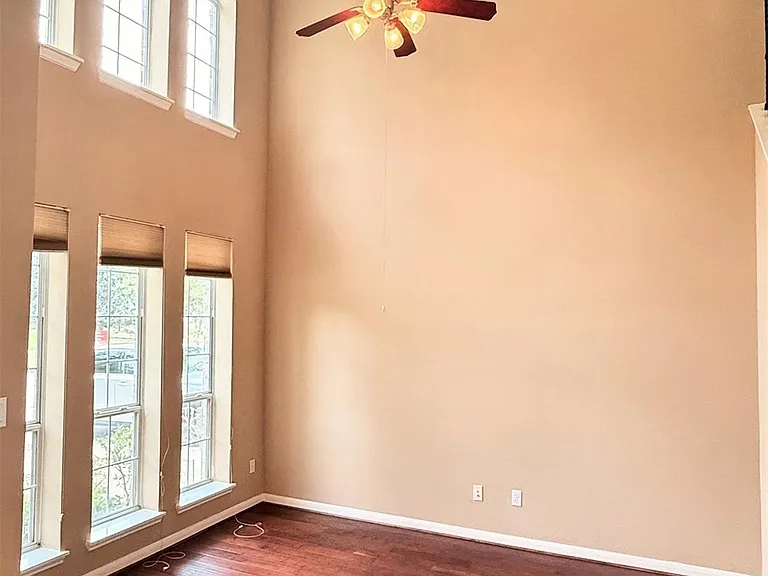 2214 Jurgensen Ln — Photo 8
