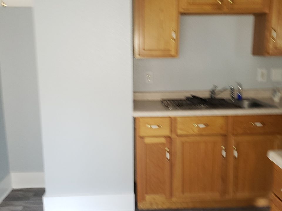 2nd image of 626 W Grove St