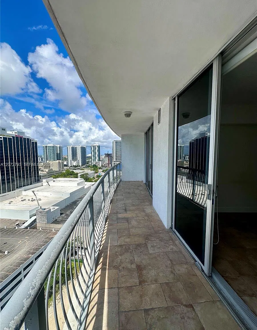 Opera Tower Condo — Photo 2