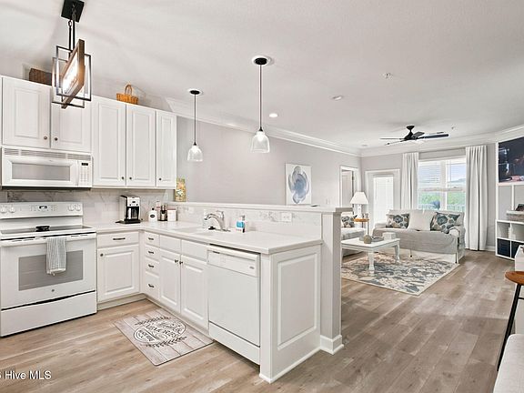 5th image of 240 Woodlands Way Unit 17