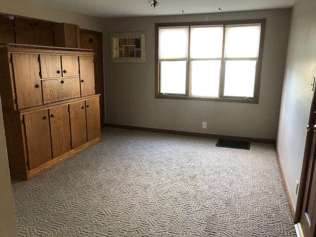 3 bed, 1.0 bath, 1090 sqft, $1,050 — Photo 3