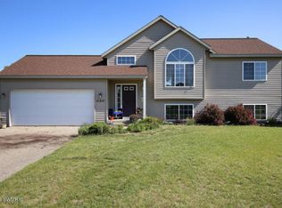 11317 Meadow Wood Cir, Greenville, MI 48838