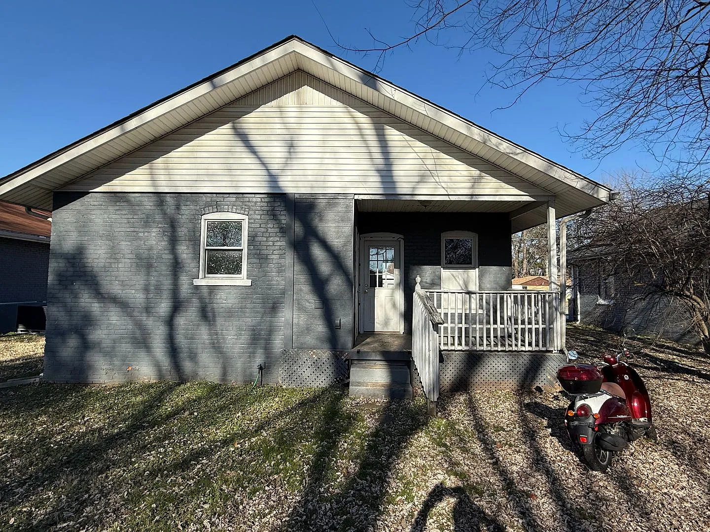 Classic Brick 2 Bedroom 1 Bathroom Home for Rent — Photo 4