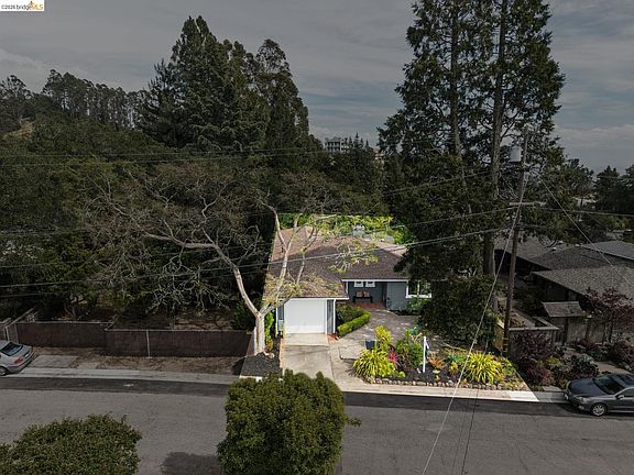 4th image of 1427 Summit Rd
