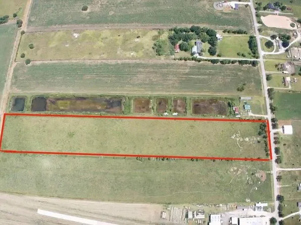 212 Country Rd, Angleton, TX 77515