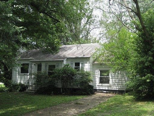1st image of 211 SW Colonial Dr