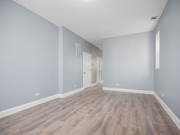 5th image of 4107 W Cermak Rd