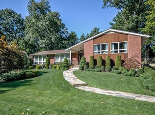 98 Rolling Way, New Rochelle, NY 10804