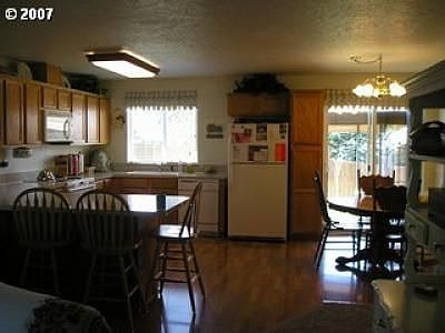 Kitchen, slider to patio